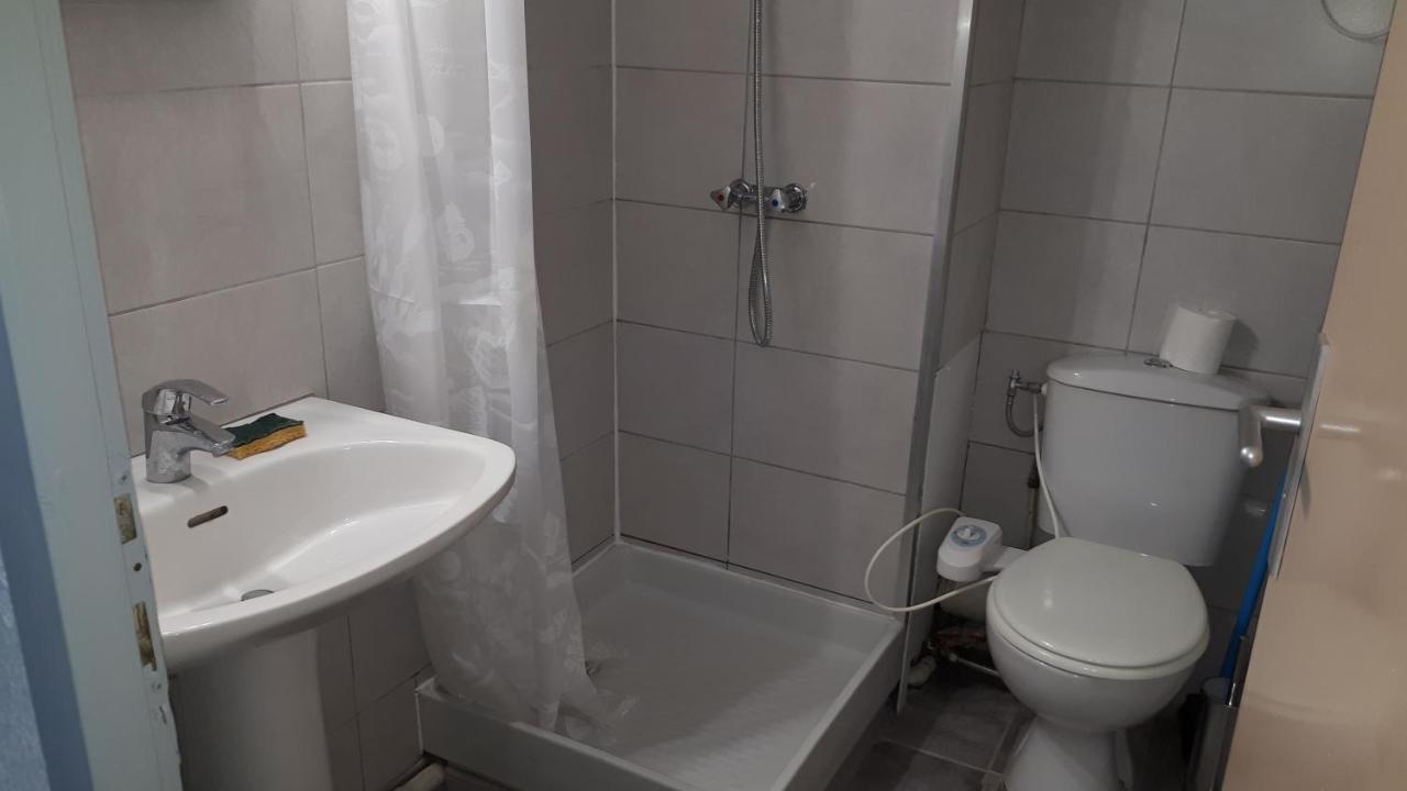 Studio cabine avec jardinet à 30 m de la plage, au calme. Gruissan Extérieur photo